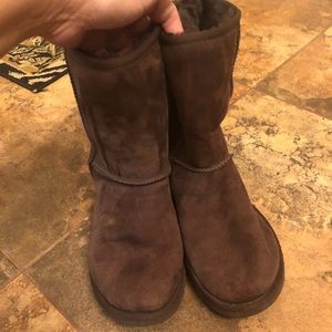 Brown Short Classic Uggs size 9